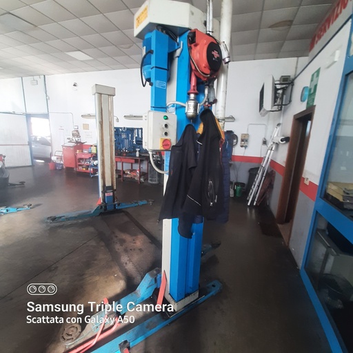 Ponte sollevatore 2 colonne con basamento OMCN 199/C Kg2500